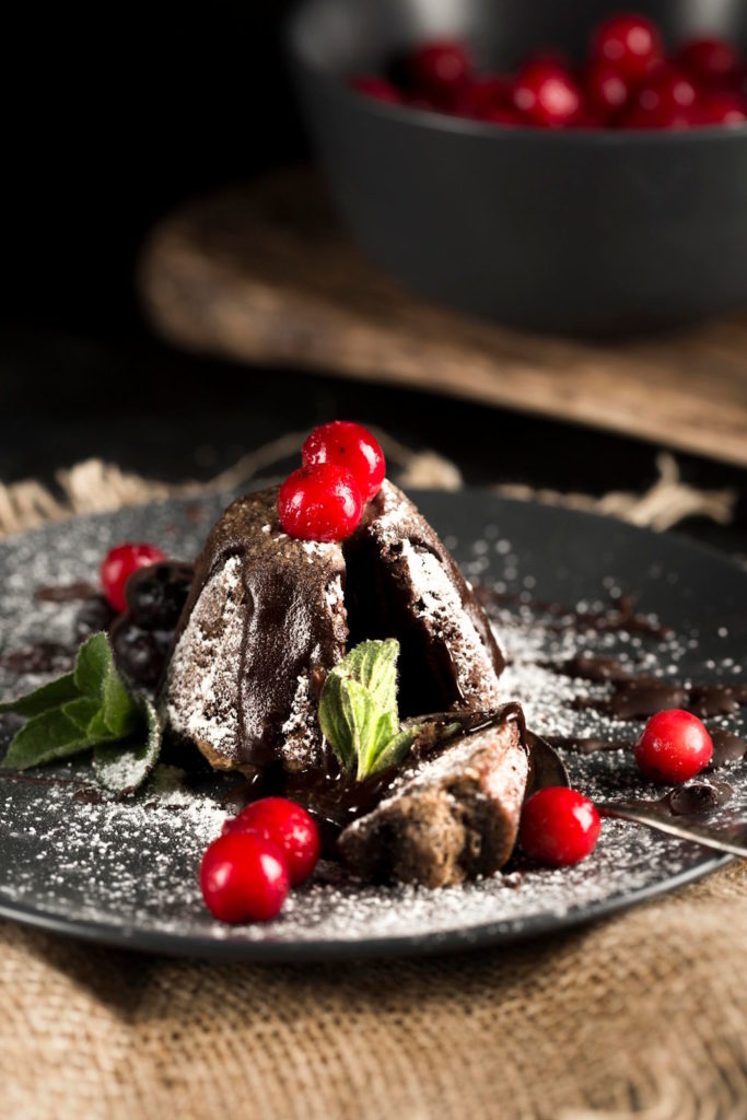 Schokokuchen mit Puderzucker und Cranberrys